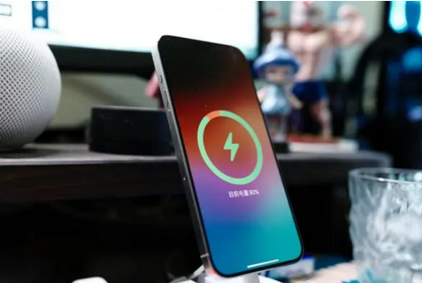 长子苹果15换屏服务分享用什么充电器给iPhone15充电更好 